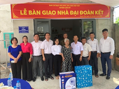 Ủy ban MTTQ Việt Nam huyện trao tặng 01 căn nhà Đại đoàn kết cho các hộ nghèo, hộ khó khăn về nhà ở trên địa bàn xã Xuân Tây